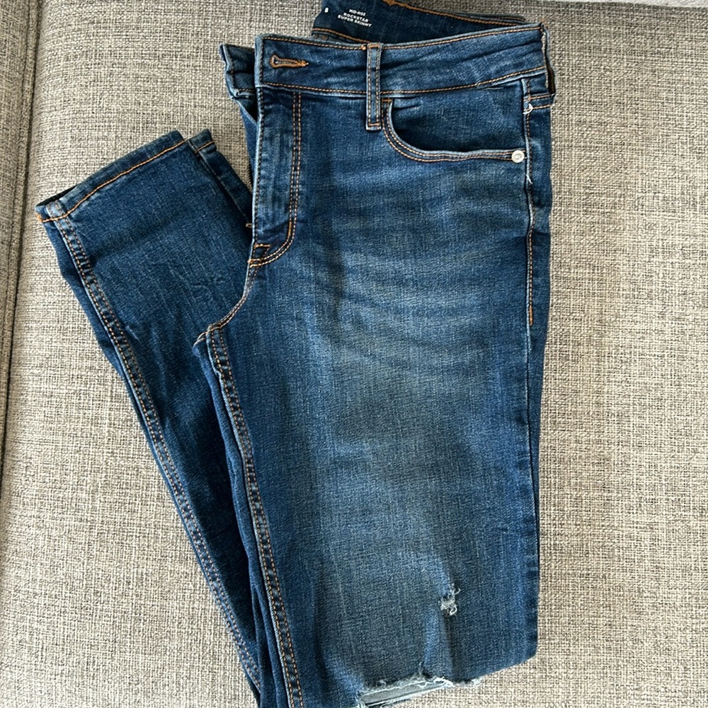 Old Navy Mid-Rise Rockstar Super Skinny jeans. Distressed. 28in inseam